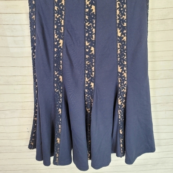 TADASHI SHOJI PINTUCK JERSEY AND LACE DRESS IN NAVY NUDE, SZ SMALL - Picture 5 of 16